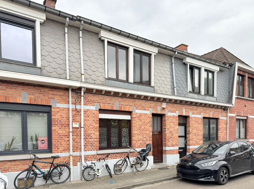 Planifiez votre visite via www.polares.eu!<br />
Cette charmante maison se trouve dans un quartier calme, à quelques minutes du centre de Louvain et d