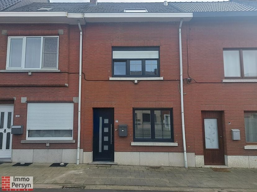 Deze gerenoveerde rijwoning in Scherpenheuvel is perfect voor wie op zoek is naar een instapklare woning met een gezellige stadstuin. De woning is gel