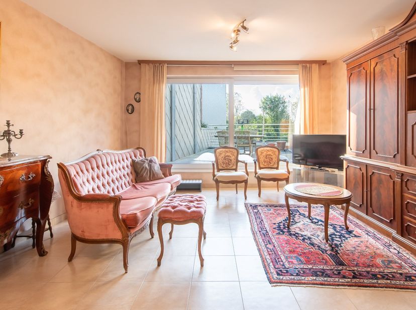 Gezellig appartement met ruime woonkamer en open keuken met alle modern comfort.<br />
Badkamer met douche en lavabo en mogelijkheid tot plaatsen wasm