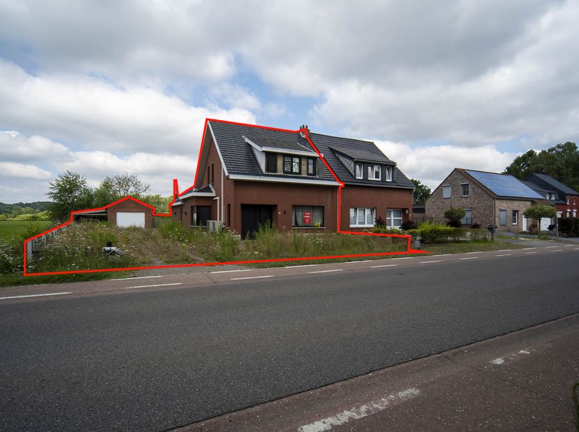 DEELS GERENOVEERDE WONING, half open bebouwing, op een perceel van 11a 34ca. <br />
De woning heeft op het gelijkvloers een inkomhal, een nieuw geplaa
