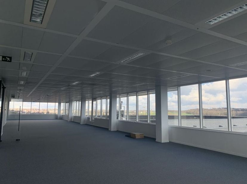 Atlantis Bruxelles : Site multifonctionnel avec des bureaux ultra-modernes jusqu’à 8 358 m². Emplacement stratégique et visible. Avenue Charles-Quint.