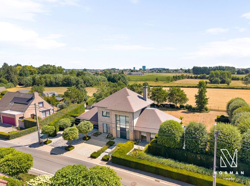 Landelijk gelegen woning te (en dichtbij centrum) Rumbeke, met een vlotte verbinding naar invalswegen/ziekenhuis/winkels. Deze riante woning uit 2004