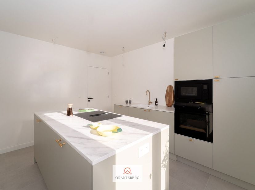 Gerenoveerde ruime woning te Destelbergen. Afgewerkt met mooie duurzame materialen. Het huis bevindt zich in de onmiddellijke nabijheid van buurtwinke