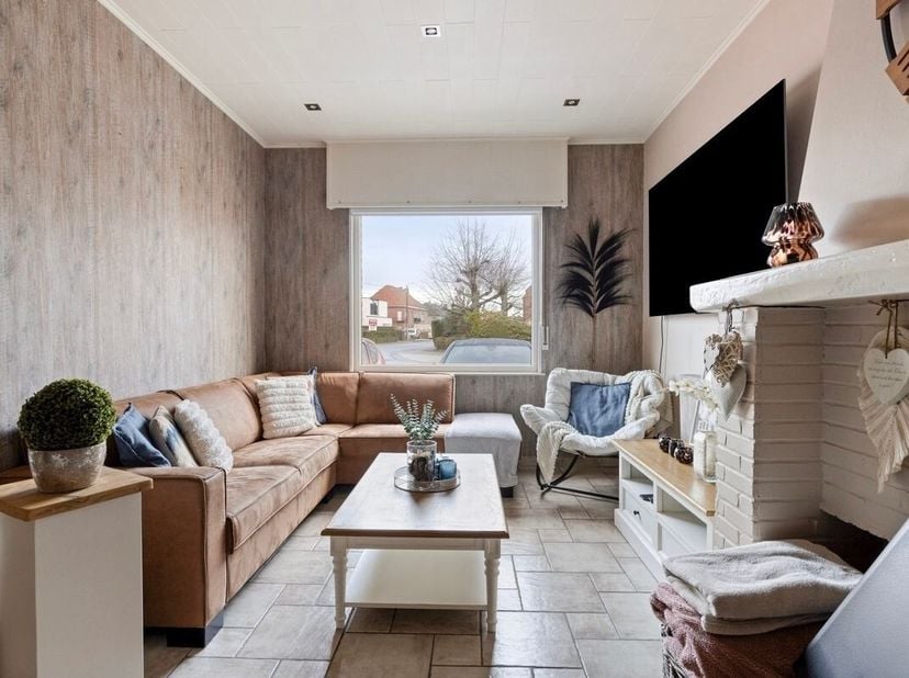 Gezellige instapklare starterswoning met oprit en tuintje te Baasrode bij Dendermonde | BIEDEN vanaf 319 000 euro. Deze eigendom is op enkele minuten