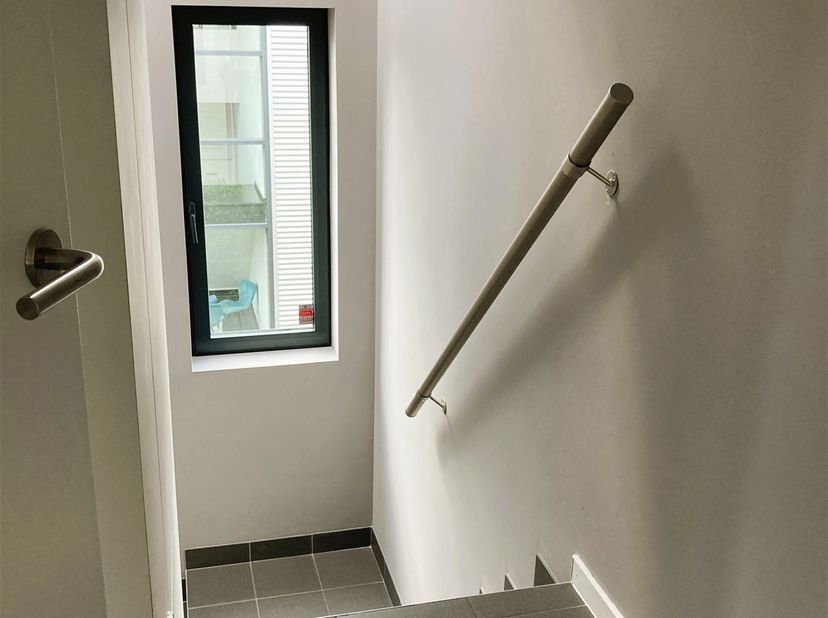 Zeer centraal gelegen KMO-unit (325m²) met een goede verbinding naar de E313 en E34. <br />
<br />
Bedrijf-handelspand bestaande uit burelen en maga