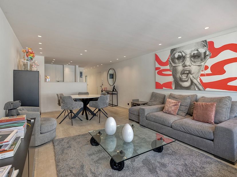 BIEDEN VANAF 799.000 EURO. Instapklaar en stijlvol gerenoveerd appartement met 3 slaapkamers en zuidgericht dubbel terras.<br />
Uw eigen pied-à-terre