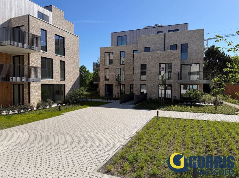 Ontdek dit prachtig energiezuinig nieuwbouwappartement, rustig gelegen op het groene binnenplein van Trampad, een recente en stijlvolle residentiële s