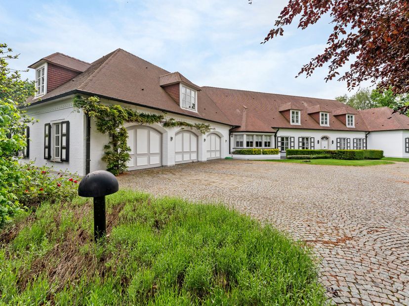 Située dans un beau quartier de villas à distance de marche du centre-ville de Maaseik, cette villa exceptionnelle est très spacieuse et dispose d'un