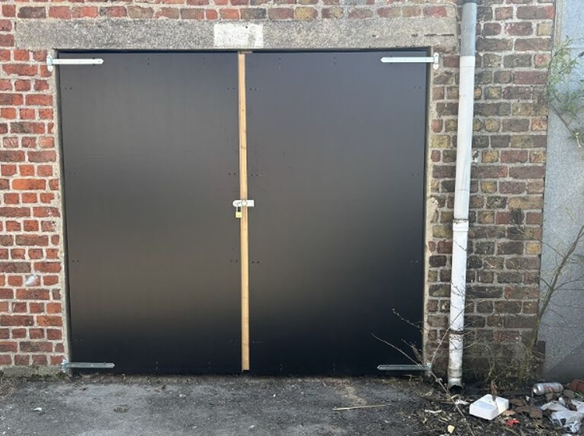 Sint-Pieters Brugge - Garage te huur in de Oostendse Steenweg, een belangrijke invalsweg naar het centrum van Brugge. Vlakbij Scheepsdalebrug en de ri