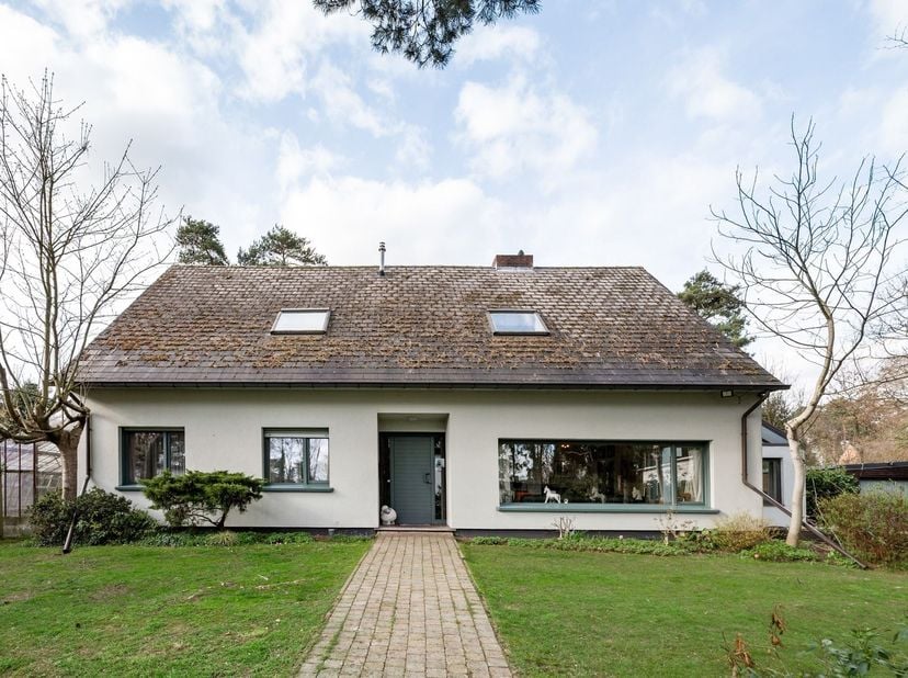 In een rustige straat in Grobbendonk, aan de Eekhoutstraat, bevindt zich deze zeer ruime gezinswoning met veel potentieel. De woning ligt in een groen
