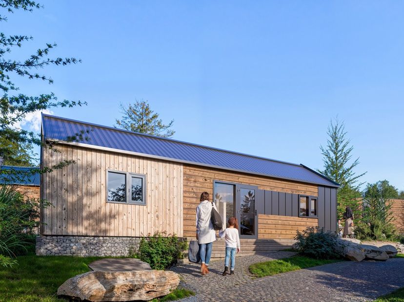 Ontdek de Signature Lodge, een stijlvolle vakantiewoning voor maximaal vier personen binnen het toekomstige Resort Papillon Rochefort. Het herkenbare
