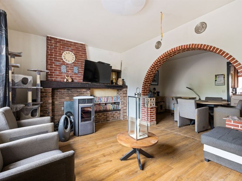 Halfopen woning met garage en zuidwestgerichte tuin<br />
Op zoek naar een woning met ruimte en potentieel? Dan is deze halfopen bebouwing op een perc