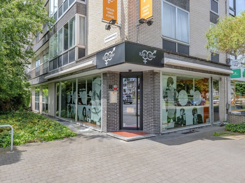 Ligging<br />
De handelsruimte bevindt zich in een druk bezocht gebied, met een mix van residentiële en commerciële activiteiten. De buurt trekt een d