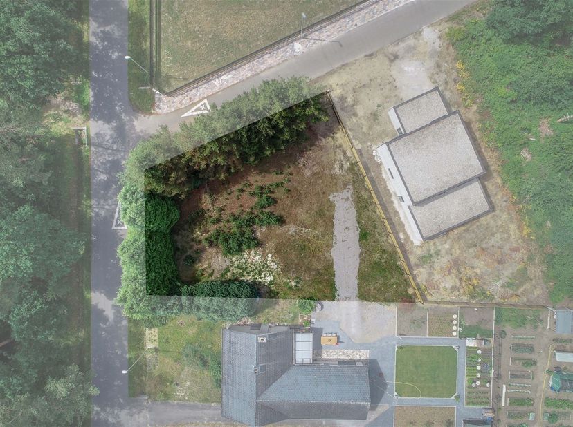 Centraal gelegen bouwgrond op knap perceel van 7A70CA te Leopoldsburg<br />
<br />
Omgeving:<br />
+ Zeer centraal gelegen bij de nodige verbinding