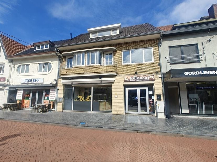 Unieke investeringskans in hartje Maasmechelen!<br />
Ontdek dit veelzijdige opbrengsteigendom, ideaal gelegen aan de levendige Pauwengraaf in Maasmec