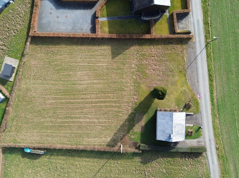 Chalet indépendant très soigné avec un emplacement unique à Rochehaut<br />
La disposition du chalet est la suivante :<br />
Sous-sol :<br />
-Garage<