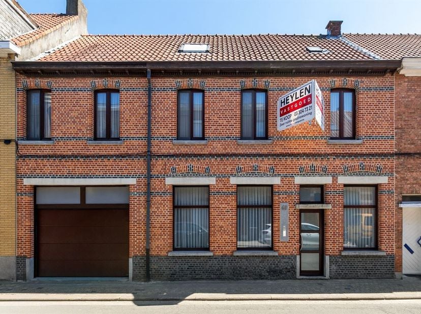 Deze ruime gezinswoning biedt comfort, licht en volop mogelijkheden. <br />
De inkomhal beschikt over een praktische wasruimte en gastentoilet en leid