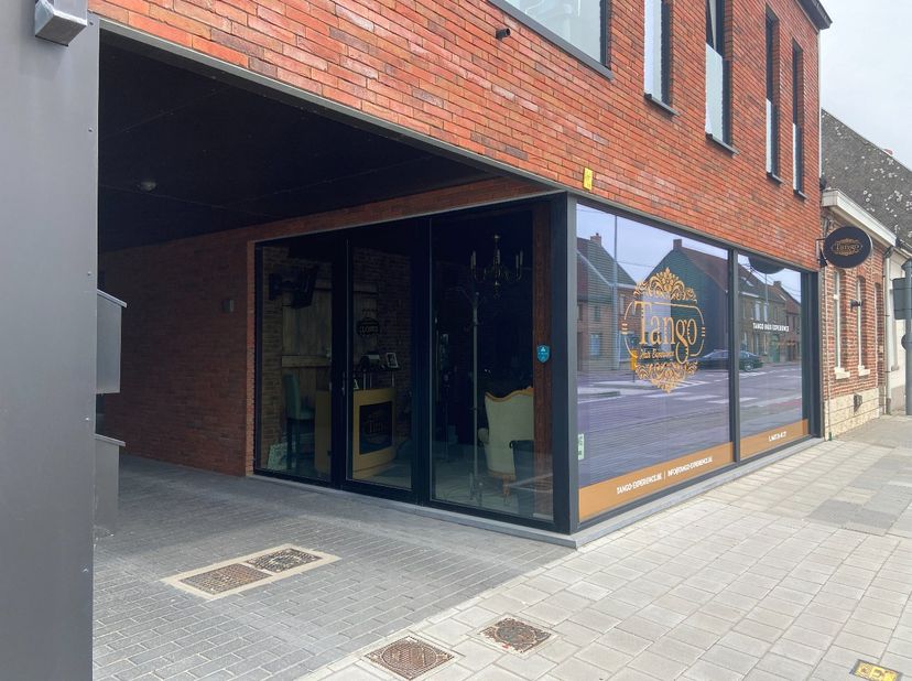 Nieuwbouw handelsruimte van 46 m² gelegen nabij verschillende invalswegen, winkels en openbaar vervoer te Desselgem. Dit kleinschalig project bestaat