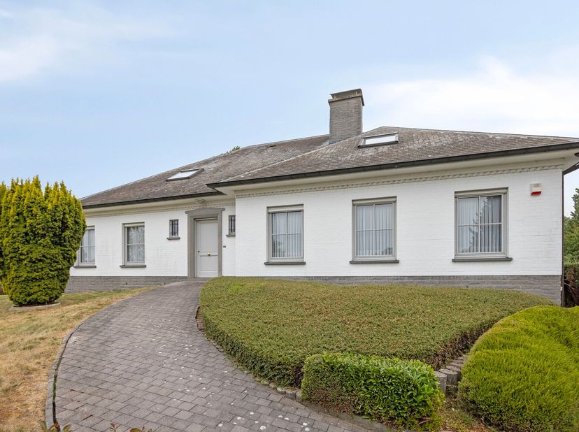 - Bezoekdag: vrijdag 28/8 (NM) - enkel op afspraak - 053 89 99 66 -<br />
Bent u op zoek naar een stijlvolle villa waar ruimte, degelijkheid en mogeli