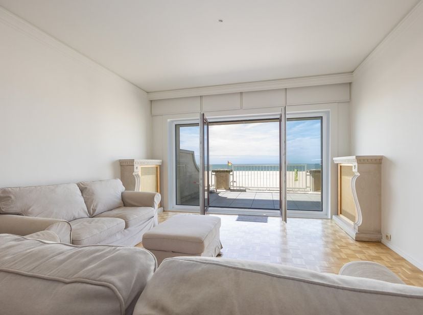 EXCLUSIEF 4-SLAAPKAMERAPPARTEMENT MET GROOT TERRAS OP DE ZEEDIJK<br />
<br />
Op het mooiste stukje van de promenade bevindt zich dit uitzonderlijk ru