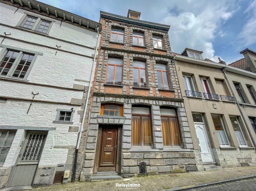 Immeuble de rapport comprenant trois entités locatives. <br />
RDC: Studio de 38 m2 comprenant living, espace cuisine ouverte avec four, plaque de cu