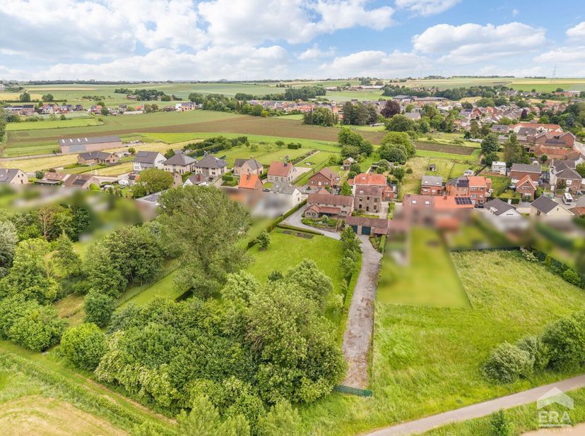 Dit karaktervolle villa-landhuis combineert authentieke charme met ruimte, comfort en uitzonderlijk veel mogelijkheden. Gelegen op een prachtig percee
