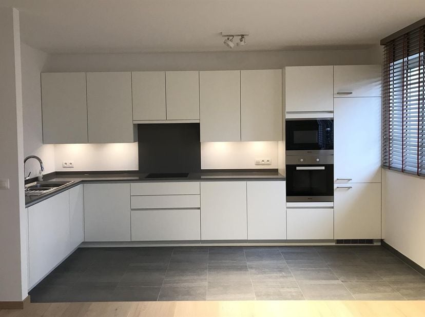WOLUWE-SAINT-LAMBERT, in een rustige doodlopende straat tegenover een park, prachtig APPARTEMENT van 97 m&amp;sup2; (2 slaapkamers/1 badkamer) met een moo