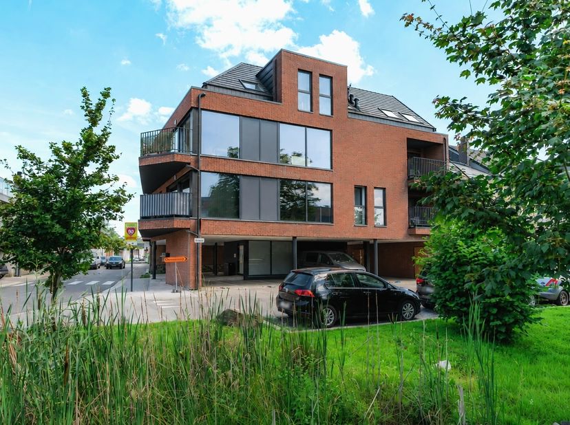 Op zoek naar een ruim, instapklaar, energiezuinig appartement op een uitstekende locatie? Dan is dit prachtige hoekappartement precies wat u zoekt.<br