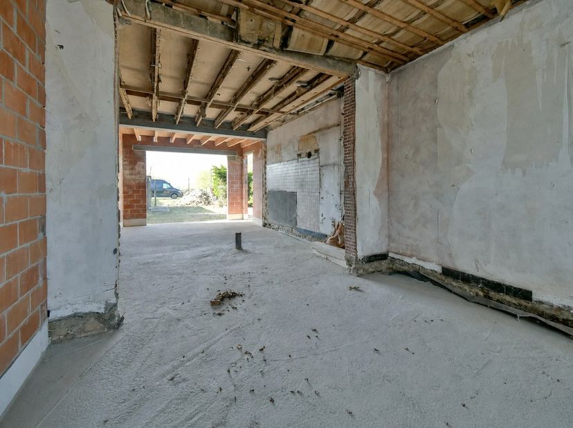 Welkom in deze woning gelegen in de Amersveldestraat 193 te Kortemark, een unieke opportuniteit voor wie op zoek is naar een project dat volledig naar