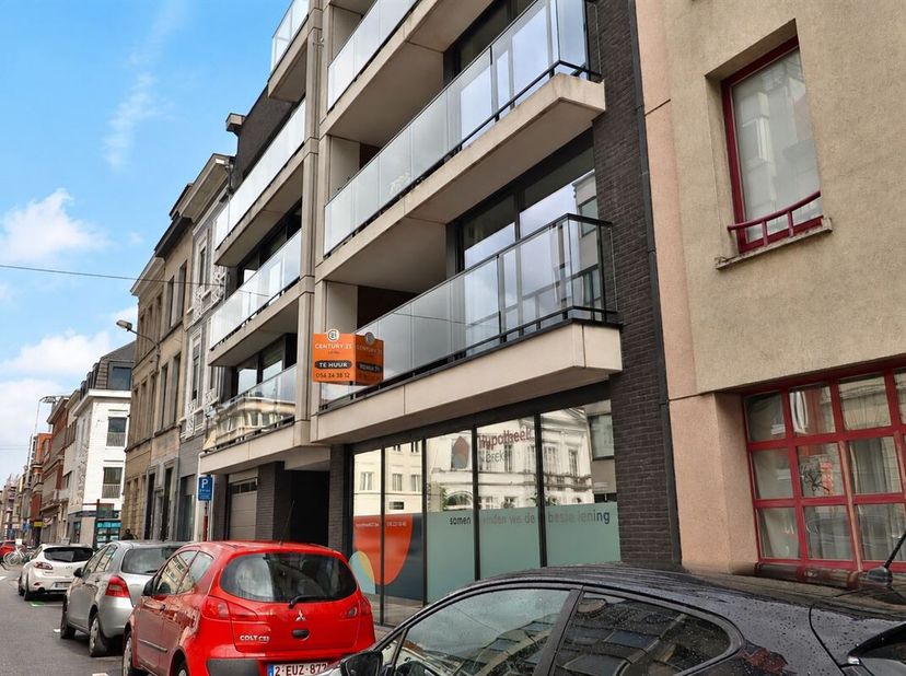 CENTRAAL GELEGEN EN DEGELIJK INGERICHT<br />
Op enkele stappen van het station en de Grote Markt komt dit woonappartement aardig opzetten.<br />
Veel