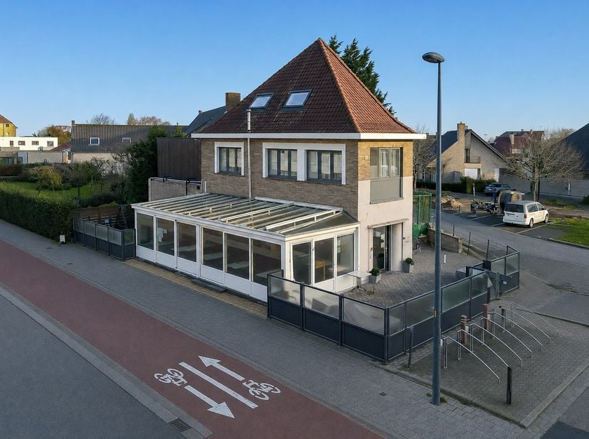 Deze instapklare horecazaak met woonst is gelegen op een commerciële en levendige locatie in Westende, op wandelafstand van zee en strand en omgeven d