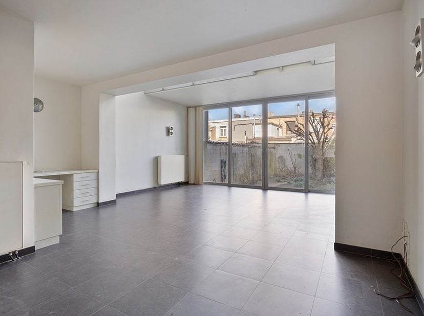 Bent u op zoek naar een ruime, lichtrijke woning op een uitstekende ligging in Antwerpen (? Dit charmante herenhuis, gelegen ten zuiden van het stadsc