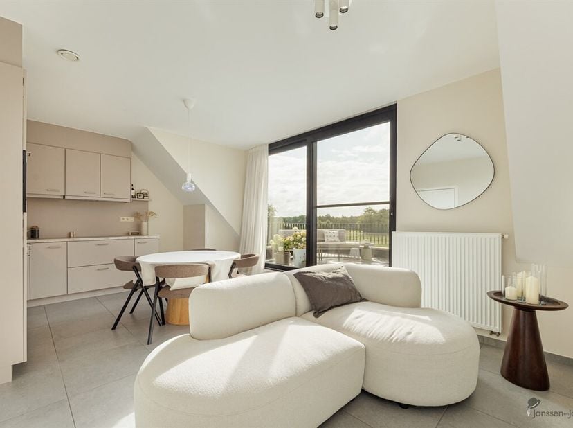 Dit bijzonder aangename en stijlvolle appartement op de derde en bovenste verdieping biedt een mooie combinatie van licht, ruimte en comfort. Het zonn