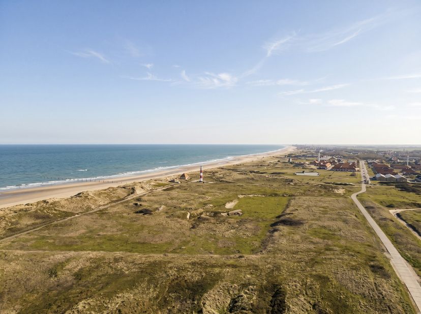 Appartement exceptionnellement spacieux et lumineux d'environ 258 m², entouré de terrasses et offrant une vue imprenable sur la mer, la plage et les d