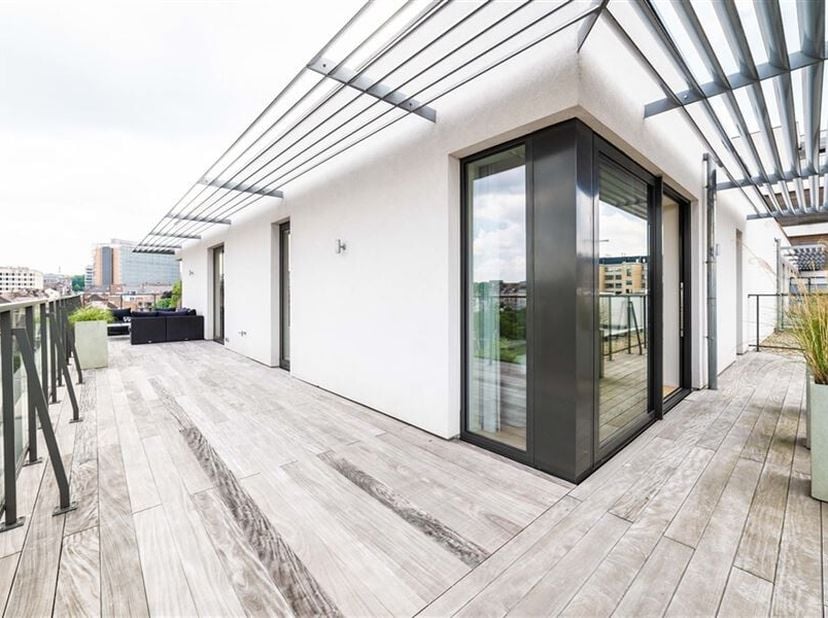 Beschrijving: Vlakbij de Europese Gemeenschap, in de buurt van openbaar vervoer en op korte afstand van de luchthaven, prachtige duplex penthouse in e