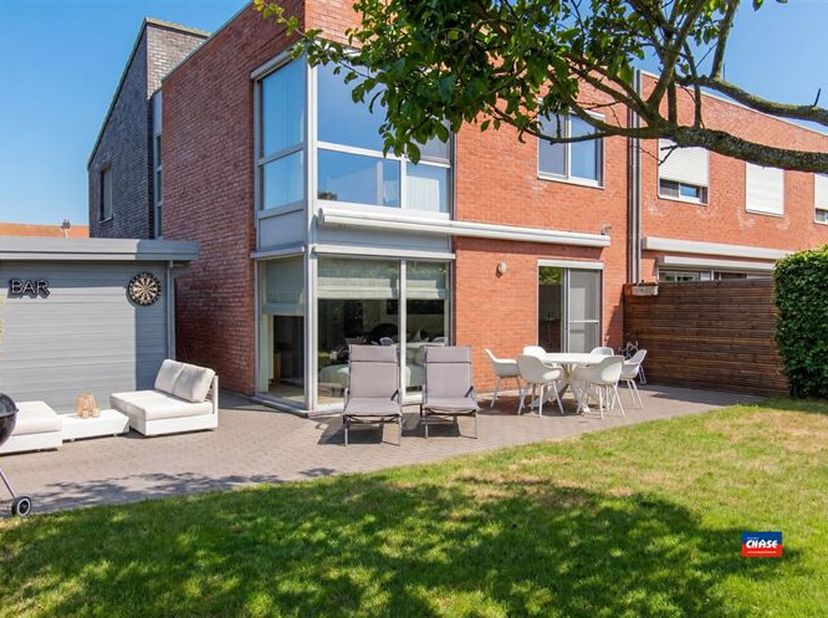 IN OPTIE !!! BOOM | KNAPPE HALFOPEN BEBOUWING MET VIER SLAAPKAMERS EN ZUIDGERICHT TUIN | EPC A| <br />
Indeling als volgt : <br />
Gelijkvloers: inkom