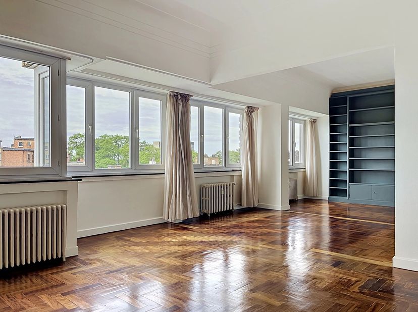 Situé à quelques mètres du l'ULB et du quartier du cimetière d'Ixelles, découvrez cet appartement une chambre de 100m2 (selon PEB).<br />
Le hall d'en