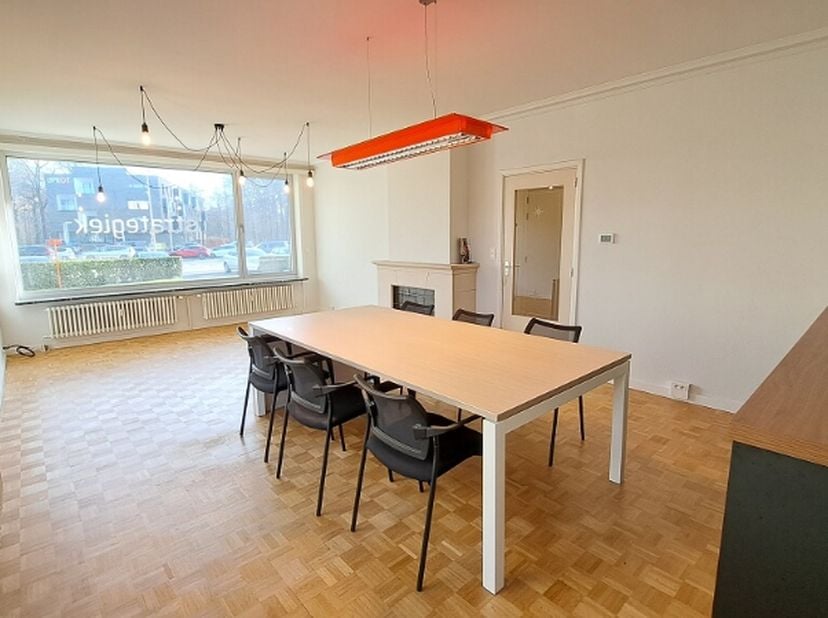 Brugge - Sint-Michiels - Zeer ruim en instapklaar gelijkvloers 3-slaapkamerappartement ( 3 gevels ) op een uitstekende ligging op wandelafstand van he