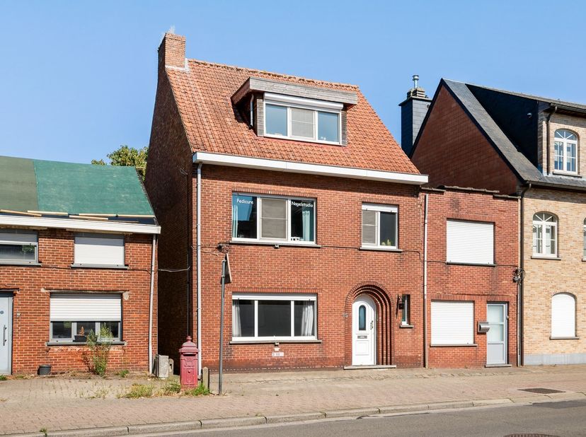 Deze aangename gezinswoning in de Netestraat 15 in Grobbendonk biedt een ruime en praktische indeling, met maar liefst 4 à 5 slaapkamers en verschille