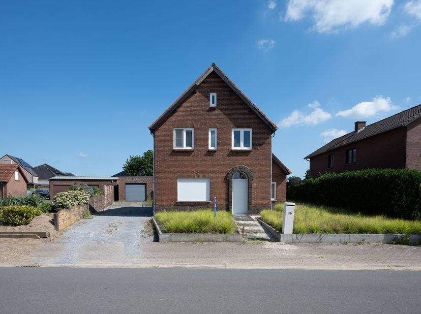 WONING MET 4 SLAAPKAMERS, GARAGE EN TUIN -<br />
Belangrijkste troeven<br />
✔ 4 volwaardige slaapkamers – perfect voor gezinnen, thuiswerk of een hob