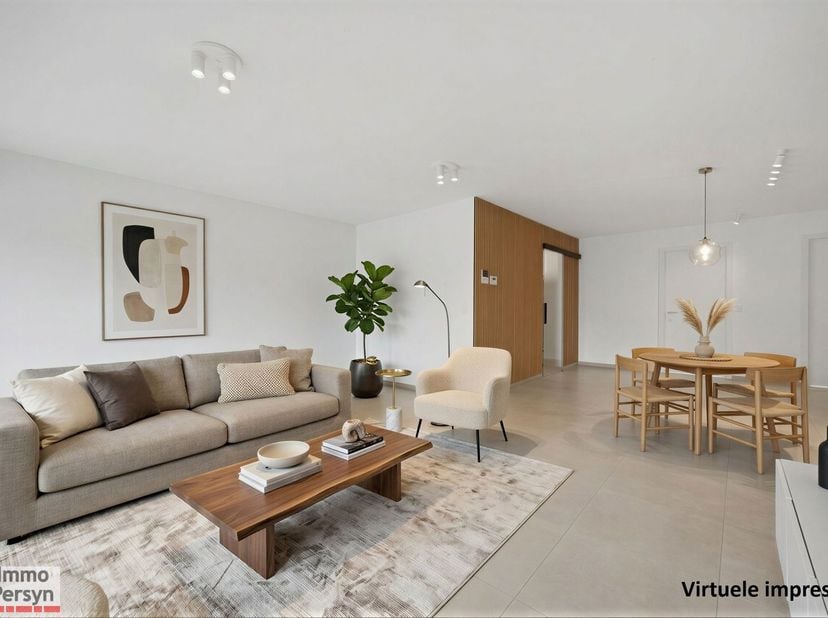 Dit nieuwbouwappartement is op zoek naar de eerste bewoners. Het bevindt zich op de eerste verdieping van een modern gebouw en biedt een perfecte comb
