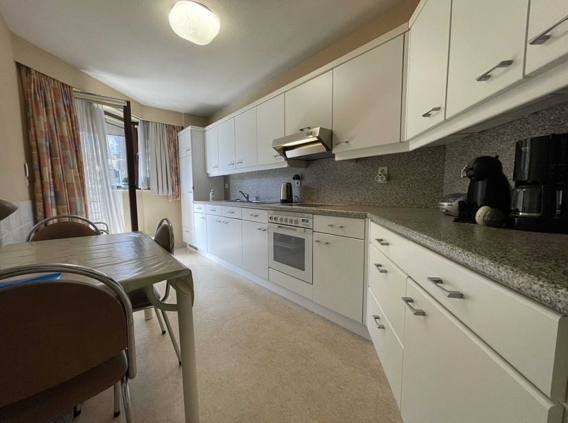 Dit appartement ligt pal in het hart van Genk en toch is de locatie zeer goed bereikbaar met de wagen, alsook met het openbaar vervoer.<br />
<br />
H