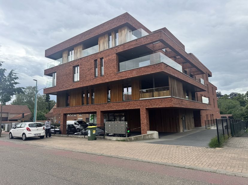 Uitstekend gelegen appartement met 1 slaapkamer, vlakbij centrum Linden.<br />
Het appartement heeft een ruime inkomhal meta part toilet, er is een li