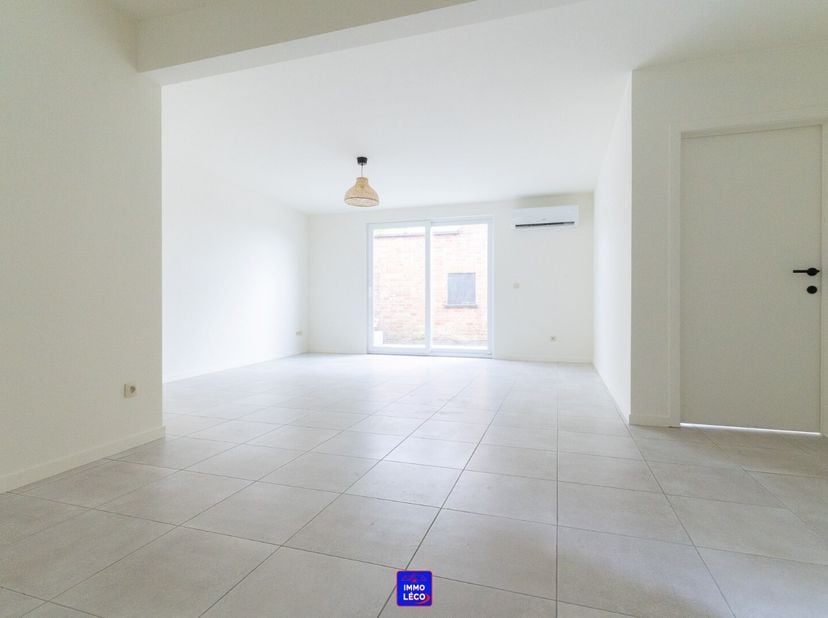 Au rez-de-chaussée : Hall d'entrée, WC, lumineux et spacieux séjour (salon, salle à manger), cuisine équipée ouverte, salle de bains (grande douche à