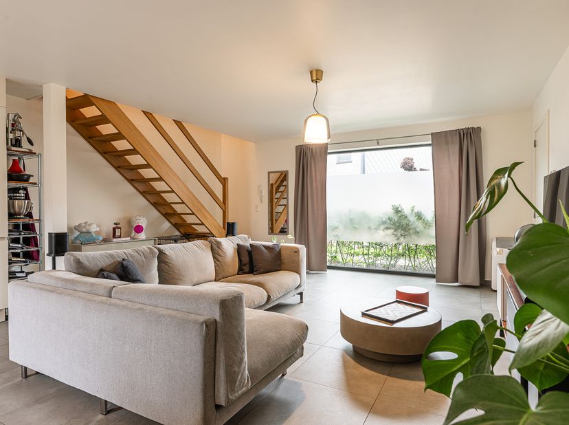 Instapklare woning gelegen in een rustige eenrichtingsstraat in het hartje van Heusden. Op wandelafstand van de bakker, slager, winkel, scholen, ... D