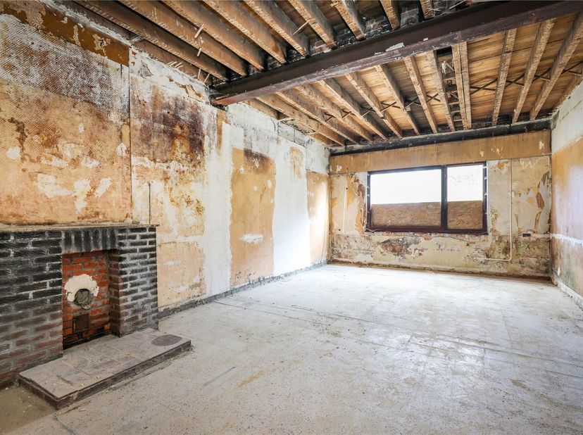 Te renoveren woning met mogelijkheid tot 6 slaapkamers op gunstige locatie <br />
<br />
Ligging :<br />
+ Centraal gelegen aan een belangrijke ver
