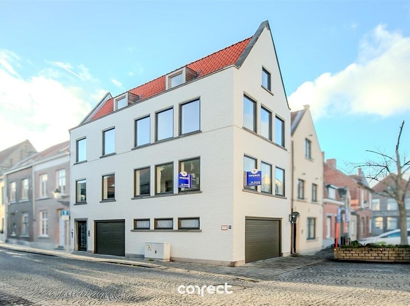 In Brugge bevindt zich deze ruime en volledig vernieuwde hoekwoning met een ruime bewoonbare oppervlakte van 224 m². <br />
De woning werd recent gron