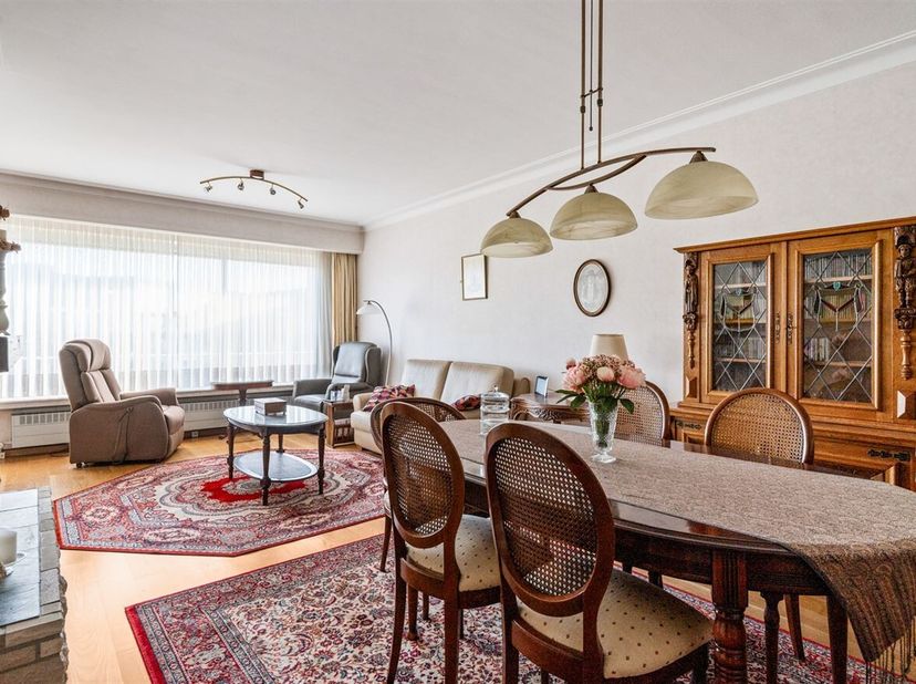 Journée portes ouvertes le samedi 14 mars de 11h à 12h<br />
Appartement rénové de 2 chambres à coucher avec terrasse et garage box !<br />
Situation