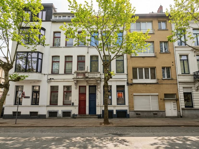 Volledig vernieuwd gelijkvloersappartement met 2slpks en terras<br />
<br />
Dit centraal gelegen appartement is op wandelafstand van openbaar vervo