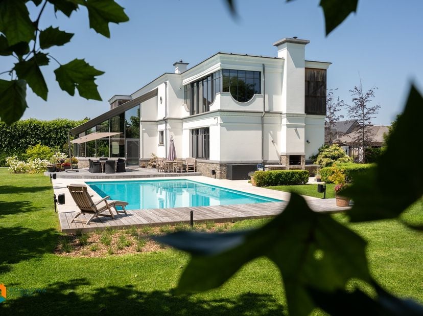 Verscholen in het groen, ligt deze unieke kasteelvilla met zuidgerichte parktuin en een royale bewoonbare oppervlakte van 587 m² op een opsplitsbaar p